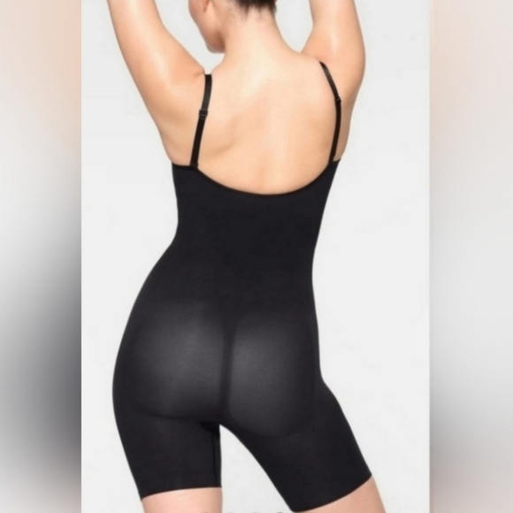 SKIMS BLACK SEAMLESS SCULPTING MID-THIGH BODYSUIT Body shaper XLarge NWOT - Picture 3 of 6
